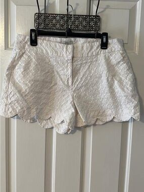 crown & ivy White Shelby Quilted Scallop-Hem High Waist Shorts